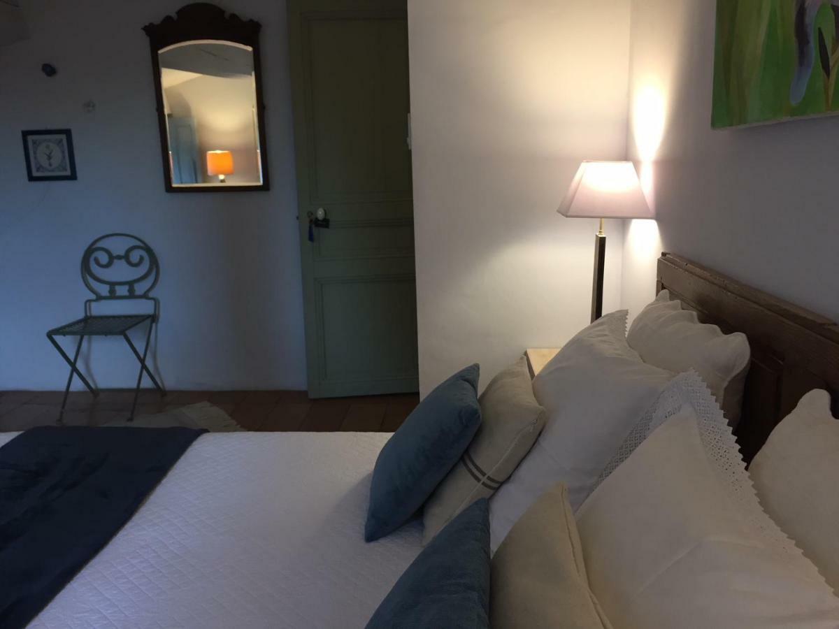 シュズ・ラ・ルッス Les Aiguieres En Provence Bed & Breakfast エクステリア 写真